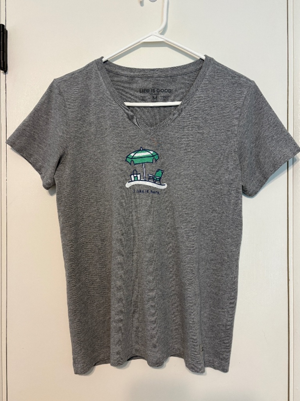 Life is Good Women's Gray Beach Chair/Umbrella V-Neck Crusher Tee Shirt Top M